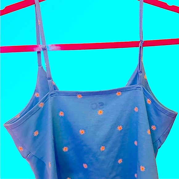 Cute blue cropped tank top with flower design 💙🌻 - Picture 2 of 3